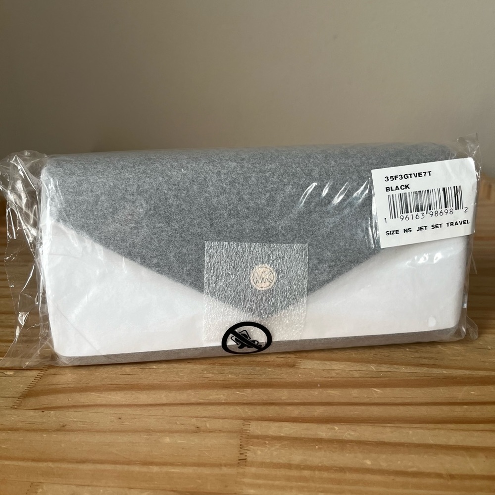 Michael Kors Wallet🎈🎈 - Picture 8 of 8